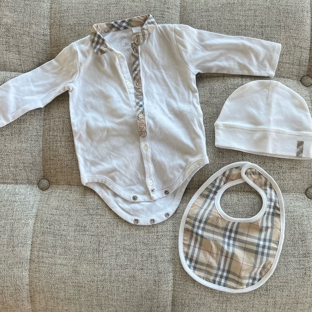 NEVER WORN. Burberry baby outfit.